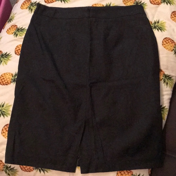 Black Apt 9 pencil skirt with lace pattern - Picture 2 of 3